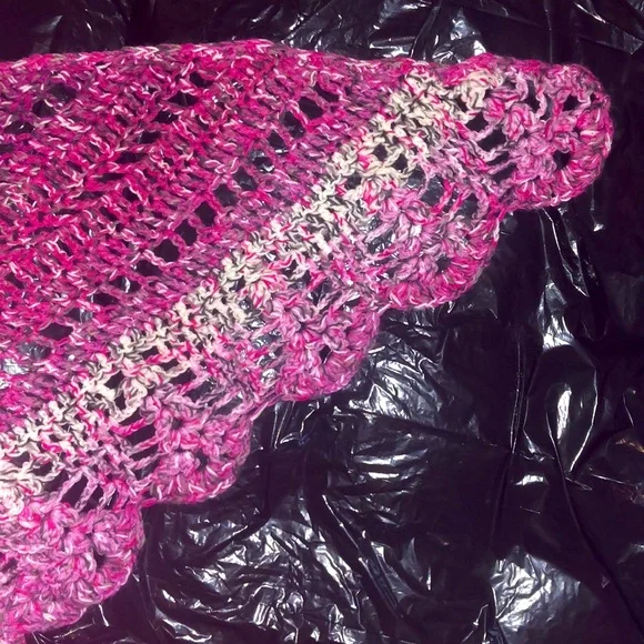 Pink confetti shell triangle shawl - Picture 4 of 5